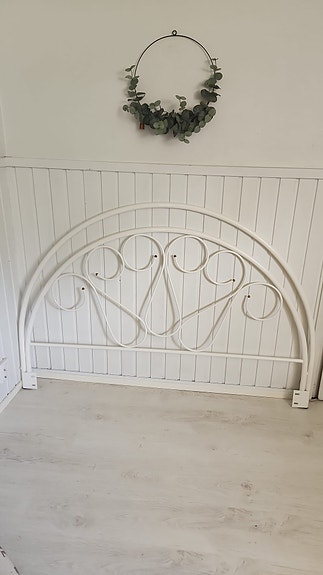 Metallinen sängynpääty