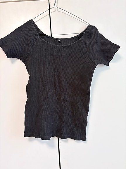 Uniqlo musta ribattu T-paita / iso pyöreä pääntie / naisten paita M