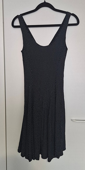 Kesään sopiva polka dot-mekko