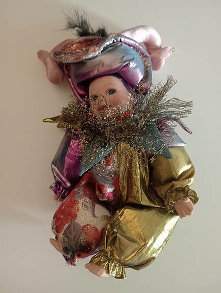 Koristeellinen posliininukke