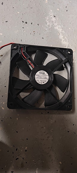 NMB 120 mm tuuletin 12V