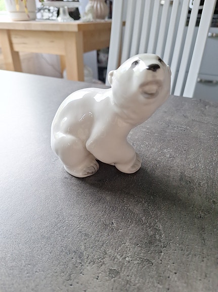 Lomonosov istuva jääkarhu koriste