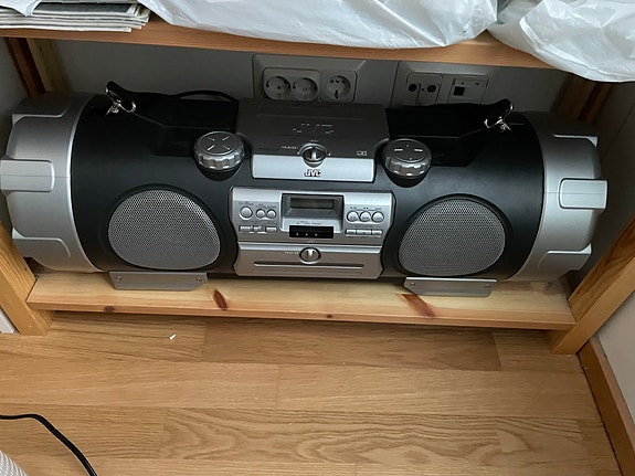 JVC CD-kasettisoitin ja radio