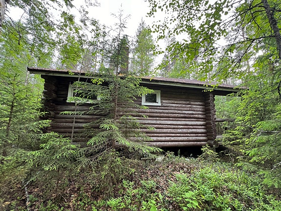 Annetaan kuvanmukainen mökki purettavaksi ja pois vietäväksi/ VARATTU