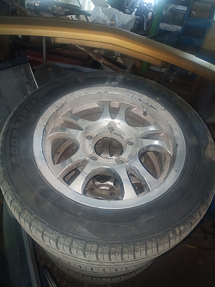 Renkaat vanteineen 225/55R16