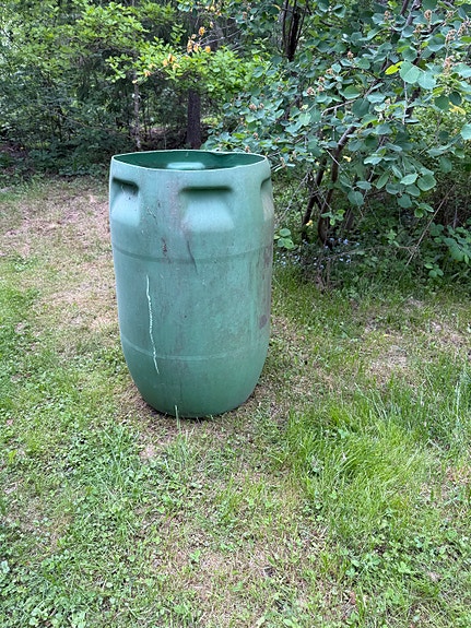 Vihreä muovitynnyri