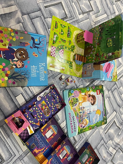 Kaunotar ja hirvio.. ja disney princess lego books
