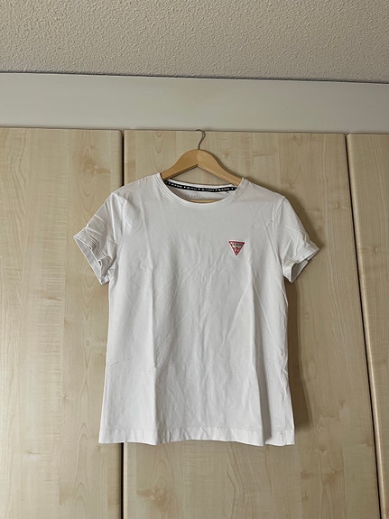 Guess t-paita