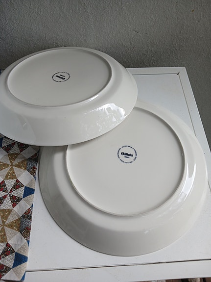 2 kpl iittala teema lautasia,hox toisessa lovi