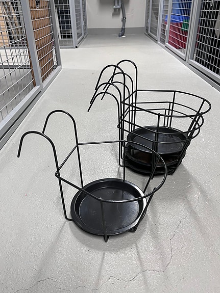 Metallinen kukkateline.