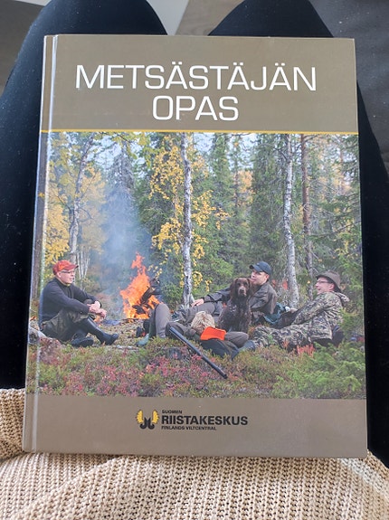 Metsästäjän opas -kirja (Riistakeskus)