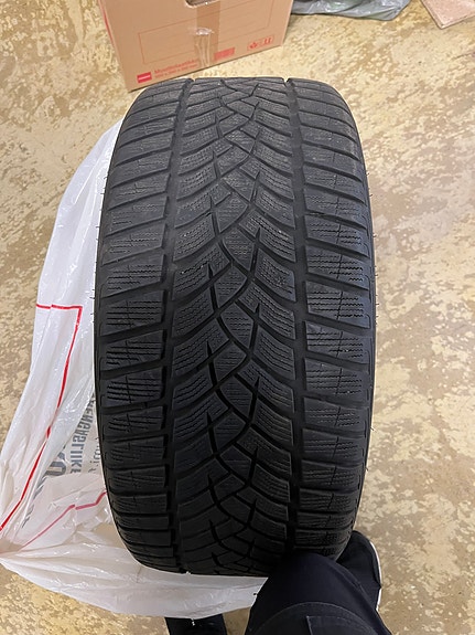 Goodyear UltraGrip M+S rengas 235/35R20