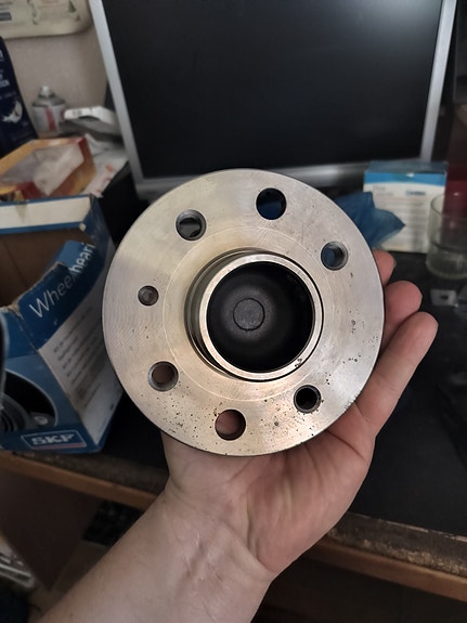 Myydään Taka pyöränlaakeri 4X100 jaolla Opel vectra B Astra F/ G