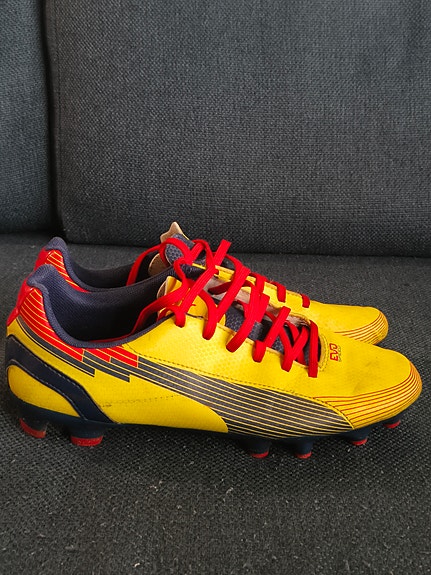 Lasten jalkapallo nappikset koko 38 Puma