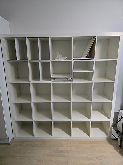 Valkoinen 5 x 5 Ikea Kallax vanhempi versio: Expedit-hyllykkö lisävarusteilla!