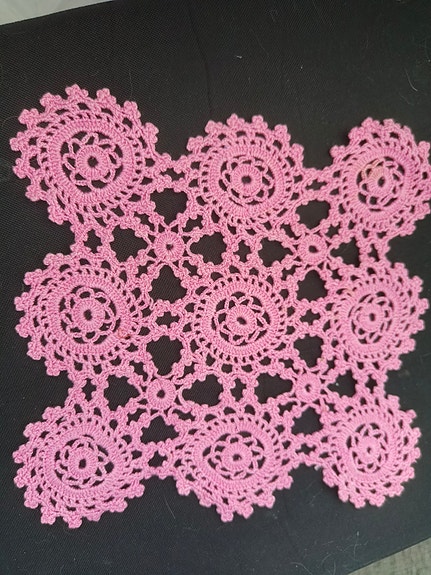 Kaunis vaaleanpunainen käsin virkattu pitsi liina 26x26 cm