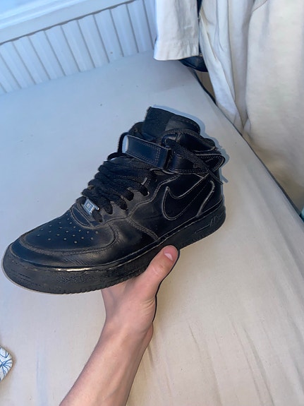Nike Air Force 1 Mid -kengät, kokoa 38. Väriltään mustat.