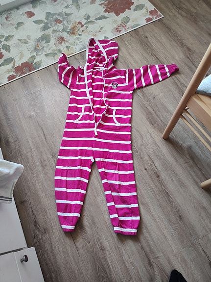 Vaaleanpunainen raidallinen jumpsuit koko 116 tytöille