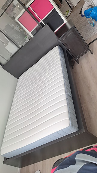 Malm sängynrunko 140cm + yöpöytä
 Malm sänky 140x200 cm