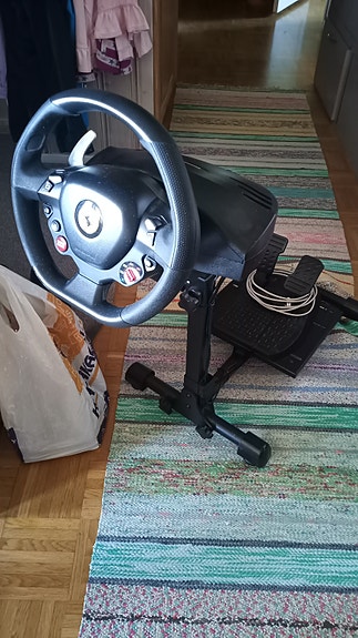 Thrustmaster T80 Ferrari 488 GTB+ jalusta