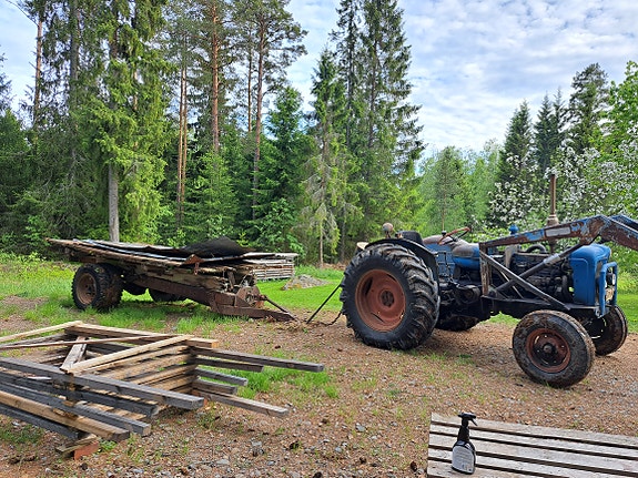 Vanha traktorin peräkärry
