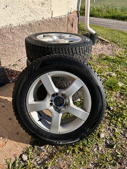 15” alumiinivanteet + Hankook Winter i*Pike RS2 nastarenkaat