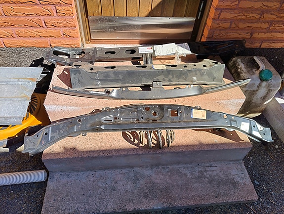 Opel Vectra 89 etupalkit ja etupaneelin osat