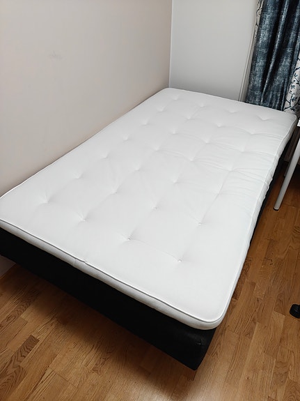 Erittäin siisti IKEA TUSTNA petauspatja (120x200 cm)