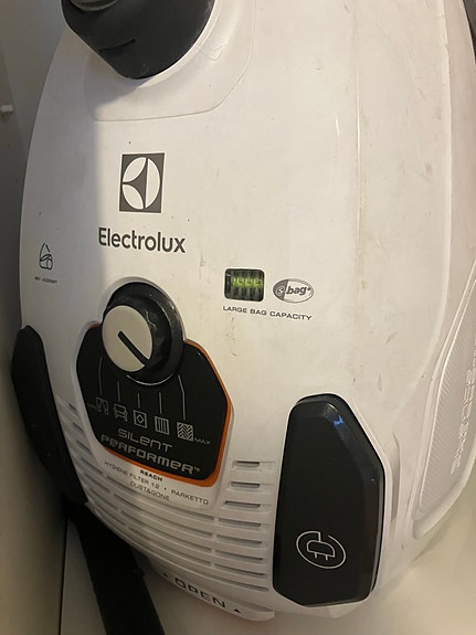 Electrolux pölynimuri pölypussien kanssa