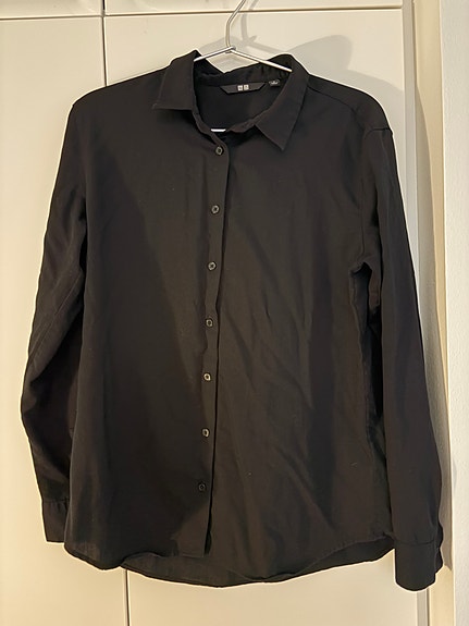Uniqlo musta kauluspaita S