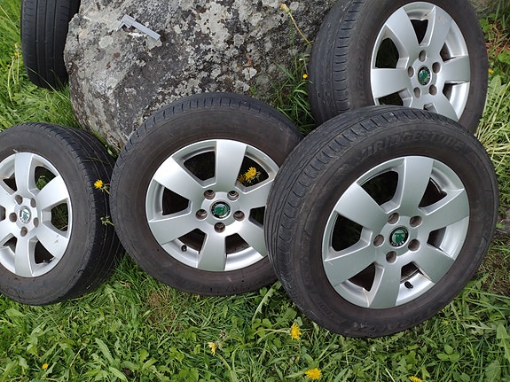 Skoda Octavian/VW:n kevytmetallivanteet ja renkaat