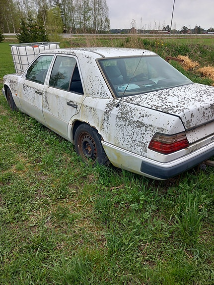 Mercedes-Benz 200e -91 osia