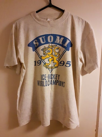 T-paita Leijonat jääkiekon MM-kulta 1995 Den glider in