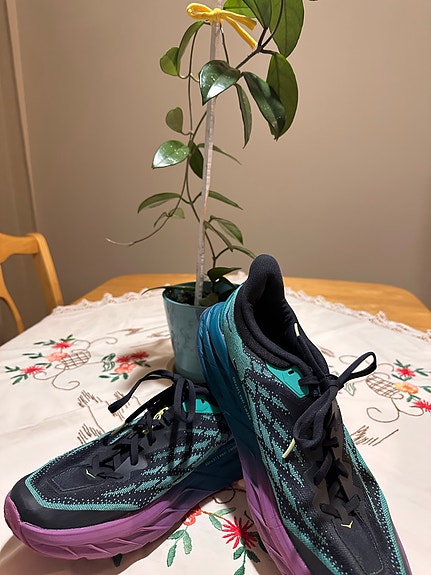 Hoka Speedgoat juoksukengät koko 45 musta–turkoosi–violetti