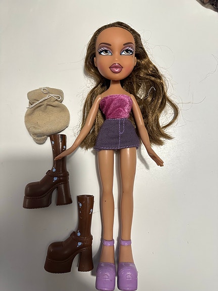 Bratz nukke vaatteilla ja kengillä