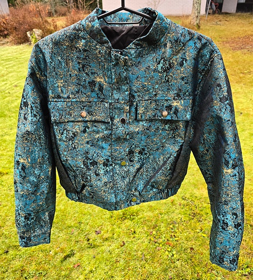 Uusi kiiltävä bomber-takki