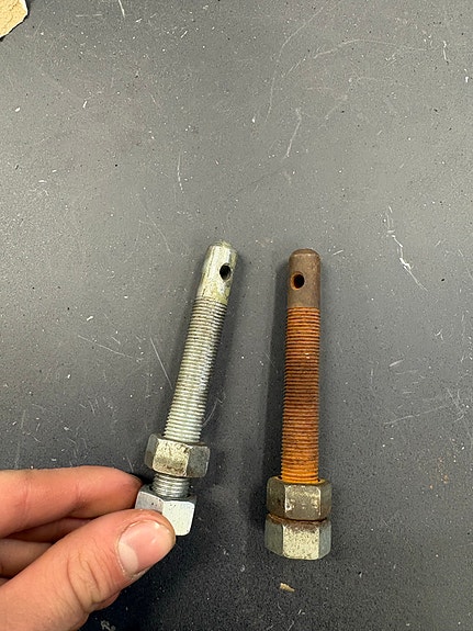 Tuning konepellin kiinnikkeet
