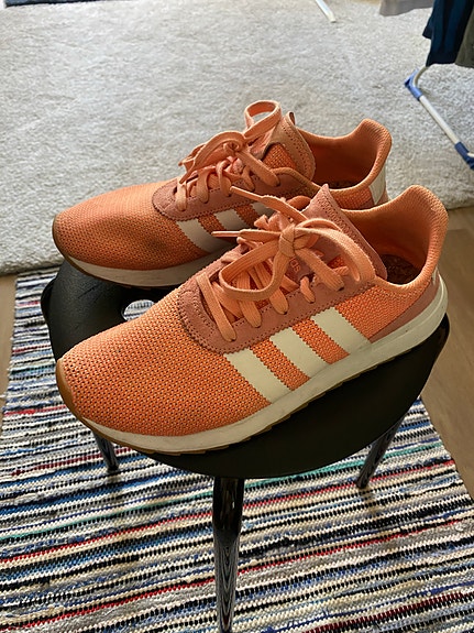 Adidas vapaa-ajan kengät