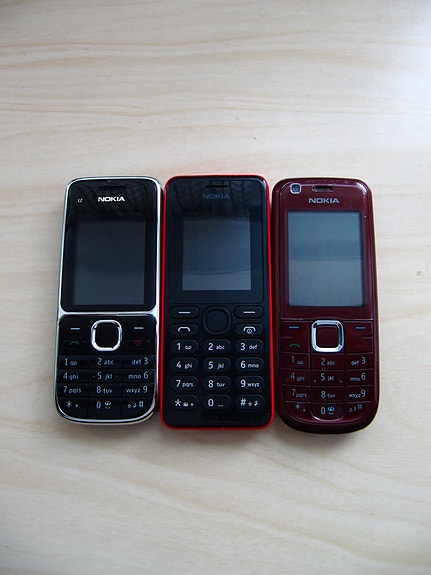 Nokia peruspuhelimet + laturi