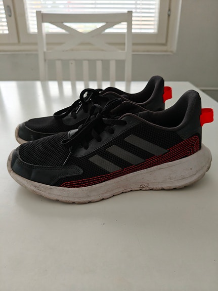 Adidas lenkkarit