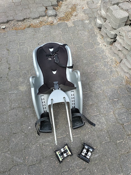Hamax lastenistuin + 2 kiinnikettä