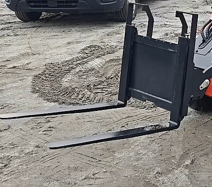Trukkipiikit MNL800 pienkuormaajaan