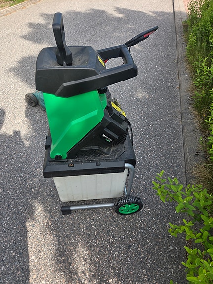 Vihreä oksasilppuri pyörillä