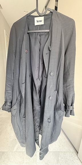 Acne Studios trenssi nahkadetaljeilla, koko 34 musta