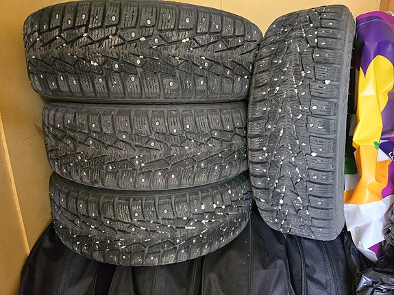 Nokian Hakkapeliitta nastarenkaat 175/65 R14 + peltivanteet 4x100