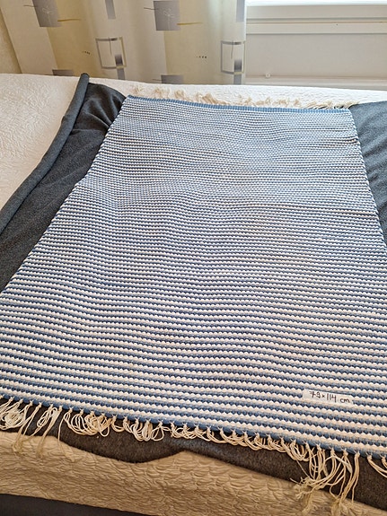 Käsinkudottu matto