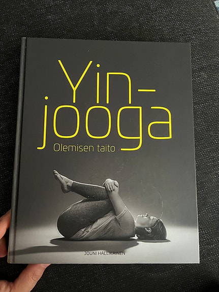 Yin-jooga olemisen taito kirja (Jouni Hallikainen)
