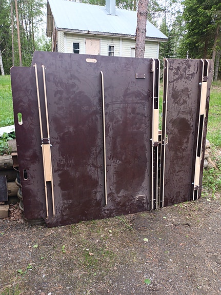 pakettiauton vuode tavaratilaan