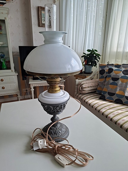 Myytävänä vanha pöytävalaisin