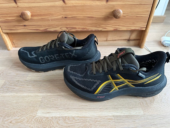 Asics Gore-Tex juoksukengät koko 40 musta/keltainen